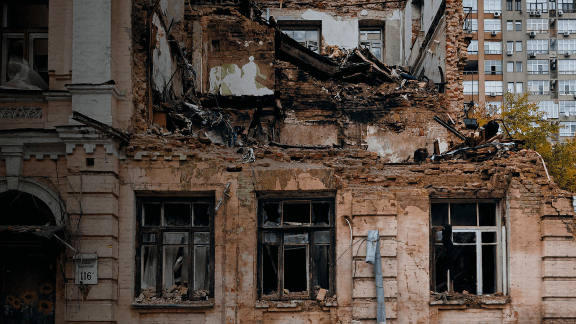 zu sehen ist ein zerstörtes Haus in der Ukraine